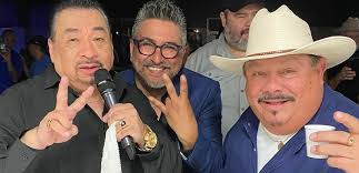 Jay Perez strolls to bar for a drink with Stevie D during performance  [VIDEO]