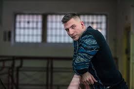 Based in neukölln, berlin toni manages the daily business of dealing with the arabic gangs and ends up wanting to leave his old life behind for his family, but as expected, it's never that simple. 4 Blocks Cast Die Komplette Besetzung Der Serie Kino De