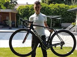 Julian alaphilippe had a special surprise upon his return from the world championships: Julian Alaphilippe Get Well Soon Bike