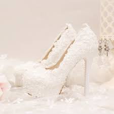 Ci sono anche informazioni su dove acquistare, tra shop online e negozi. Tacchi Da Matrimonio B60afc