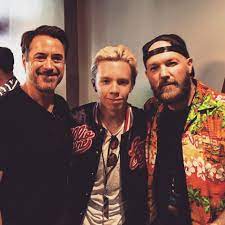 Fred durst mustache you a question: Limp Bizkit Japan On Twitter Fred Durst With Son Dallas And Robert Downey Jr