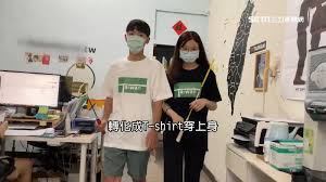 昨天（31日）晚間李洋與王齊麟「麟洋配」拿下金牌，第二局賽末點李洋最後一球的反拍回擊被中國挑戰界外，結果出爐判定為界內奪金，東京奧運挑戰時的動畫被網友截圖改造成梗圖，甚至直接製作成 t 恤販售，稱之為「辱華 t 恤」。 Swok7pk58dsvjm