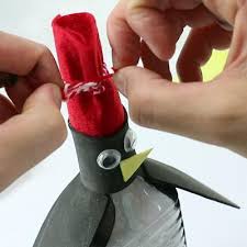 Une boule de noël avec une bouteille en plastique de lait. Activites De Bricolage Recyclant Les Bouteilles D Eau Et Autres Bouteilles En Plastique