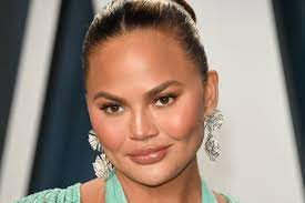 In october 2013, she appeared in legend's music video for the song all of me. Chrissy Teigen Sie Droht Star Designer Michael Costello Mit Klage Gala De