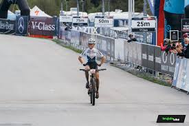 Para aumentar de peso, debe ingerir más calorías de las que quema, lo que se denomina balance energético positivo. Victoria Demoledora De Loana Lecomte En La Copa Del Mundo Xco De Nove Mesto