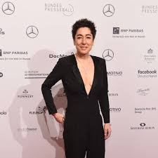 „ich kann mir nicht mehr alleine die schuhe zu binden, gesteht die moderatorin jessy wellmer in der ard talkrunde „hier spricht berlin. Dunja Hayali Im Bikini So Hat Man Tv Moderatorin Noch Nie Gesehen Tv