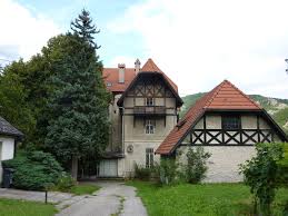 In the bright weather, the parish garden offered a paradise for the measuring ceremony. Datei Rossatz Nibelungenhof Jpg Wikipedia