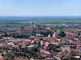 Století žilo v mikulově na 600 židovských rodin a zdejší židovská obec byla nejpočetnější na moravě. Mikulov Na Morave Czech