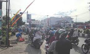 Haul guru muhammad zaini abdul ghani atau lebih dikenal guru sekumpul yang ke 15, alhamdulillah kali ini kita diberi kesehatan bisa menghadiri acara. Puncak Haul Ke 15 Abah Guru Sekumpul Kendaraan Padati Ruas Jalan Banjarbaru Martapura Kanal Kalimantan