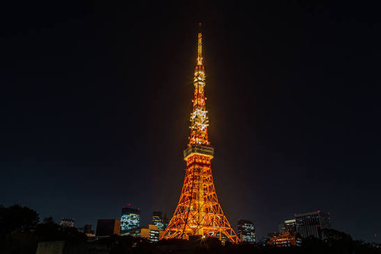 Tokyo Tower dilihat dari jalanan kota Tokyo