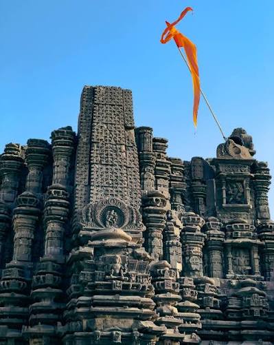 Beautiful temple and details ✨ . Shiv mandir at Ambernath. Feet got burnt walking barefoot while taking shots. Also phone shots because 'idhar camera allowed nahi hai' . . #shotoniphone #ambernath #ambernathshivmandir #