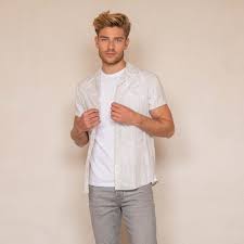 Vous ne pourrez jamais vous tromper en ayant plusieurs chemises pour hommes dans votre penderie. Chemises Vente En Ligne De Chemises Tendance Sur La Boutique Elora
