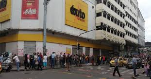 La compañía fue ampliando sus instalaciones hasta ocupar una 1999 · abril: Cadena Humana A La Entrada De 2 Sedes De Almacenes Exito En Armenia La Cronica Del Quindio Noticias Quindio Colombia Y El Mundo