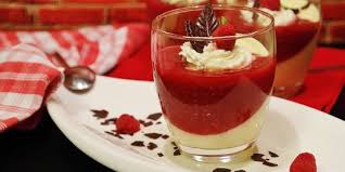 Serve with warm hot fudge sauce and fresh raspberries on top. Resep Panna Cotta Saus Stroberi Lembut Tanpa Gelatin Merdeka Com