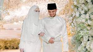 Malezyalı oyuncu, televizyon sunucusu, ticari model ve girişimci. Malaysian Celebrity Neelofa In The Spotlight Again For Alleged Violation Of Hari Raya Visiting Ban Cna