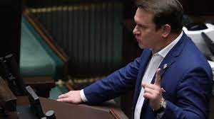 Poseł dominik tarczyński musi zapłacić karę. Jw9ttqyjmphvim