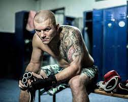 Teraz został oskarżony przez swoją byłą dziewczynę o dopuszczenie się wobec niej przemocy. Zawodnik Mma Zaprzecza Zarzutom O Pobicie Mnie Tez Oszukala Znacznie Powazniej Niz Was Viva Pl