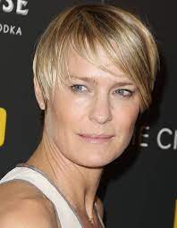 Cheveux peignés en arrière pour apporter du volume. Coupe De Cheveux Degradee Court Avec Frange Carre Court Frange Effilee Coupe De Cheveux Coupe De Cheveux Degrade