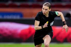Très attendue pour son premier match dans un tournoi majeur depuis cinq ans, l'italie n'a pas failli à sa. Stephanie Frappart Quatrieme Arbitre Et Symbole Du Match Italie Turquie