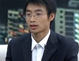 Đi làm về thấy cả nhà biến mất, người đàn ông ngồi ở đầu làng chờ vợ con  suốt 18 năm, bỗng một ngày nhận cuộc gọi: "Bố ơi, mẹ..."