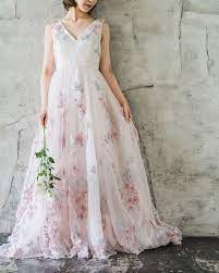 ナチュラルさが可愛い 人気の花柄刺繍のウェディングドレス15選 結婚式準備はウェディングニュース ウェディングドレス 刺繍 カラードレス ナチュラル ウェディング ドレス 花