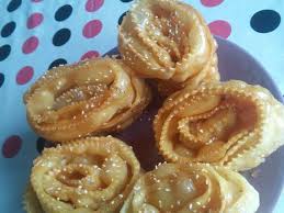 Le feuilletage de base (une détrempe faite de farine d'eau et de sel, dans laquelle on incorpore le beurre de tourage, le terme technique est enchâsser le beurre le beurre dans la pâte), c'est la méthode allemande. Les Meilleures Recette Griwech Facile Les Recettes De Griwech Les Plus Faciles Et Rapides