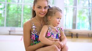 Арина аверина не отстает от сестры по списку достижений и успешно выступает на различных соревнованиях, демонстрируя отточенную технику, пластику и владение гимнастическим реквизитом. Anechka I Arina Averina Youtube