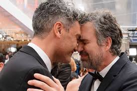 Последние твиты от taika waititi (@taikawaititi). Taika Waititi And Mark Ruffalo Share A Hongi At The Oscars Stuff Co Nz