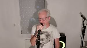 G+g bb assis là depuis trop longtemps c majorc a augmenteda je regarde les voitures passer g+g bb le dos sur la clôture d'un champ c majorc a augmenteda je voudrais bien n'plus pouvoir penser. Assis Sur Le Bord De La Route Bill Deraime Youtube