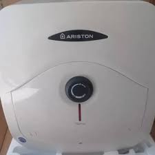 Pemanas air gas yang diproduksi dengan standar kualitas eropa ini dilengkapi dengan teknologi 2 pin yang memungkinkannya memanaskan air lebih cepat. Pemanas Air Mandi Water Heater Ariston 15 Liter Free Flexsible Dauble Nepel Shopee Indonesia