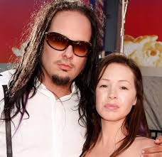 Kakšno naključje: rokerjeva žena umrla ravno na dan, ko je vložil …