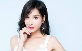 今日是應屆「友誼小姐」鄺美璇的25歲生日，冠軍謝嘉怡、亞軍陳楨怡和季軍郭柏妍用了一個好有意義的方式跟壽星女一齊慶祝。 陳楨怡捧住王冠蛋糕。 「港姐黨」一齊學烘培，為鄺美璇慶祝生日。 原來一班「港姐黨」相約一齊上烘焙班，學整生日蛋糕送給壽星女。 鄺美璇反傳統穿上露腰裝黑色衫. ä¸€ä»£å¥³ç¥ž äºšå§å† å†› è¢«ä¸€å·´æŽŒæ‰‡å‡ºå¨±ä¹åœˆ æ–°é—» è›‹è›‹èµž