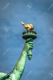 Das statue of liberty national monument ist ein nationalmonument der vereinigten staaten, es umfasst die freiheitsstatue auf liberty island und die einwanderungsstation auf ellis island. Nahaufnahme Von Der Fackel Der Freiheitsstatue An Einem Bewolkten Tag Lizenzfreie Fotos Bilder Und Stock Fotografie Image 42205889