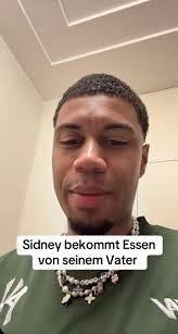 Sidney genießt Fufu vom Vater