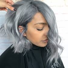 Long Bob Frisur Stylen Locken Mit Glatteisen Selber Machen Haare Silber Farben Haartrends Grau Haarfar Haare Silber Farben Haare Grau Farben Haarschnitt