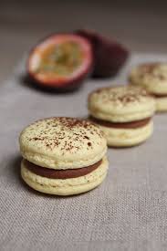 Macarons Mogador De Pierre Herme Chocolat Au Lait Et Fruit De La Passion Surprises Et Gourmandises En 2020 Recette Macaron Macaron Gourmandise