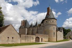 Découvrez l'image du château fort idéal avec son donjon et sa courtine une forteresse du terroir. Das Schloss Von Fougeres Sur Bievre Blois Chambord Turismus