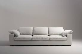 Die bequemen sofas der serie er 400 panama bieten ihnen stil und entspannung made in germany. Bequemes Sofa Bedeckt Mit Naturlichem Leinen Idfdesign
