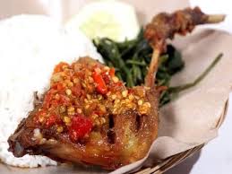 Bahkan jika kita lihat di sepanjang jalan kita pasti bisa melihat bagaimana banyaknya para penjual bebek goreng di sekitar jalan tersebut. Resep Sambal Lalapan Bebek Goreng 5 Resep Sambal Tomat Terpopuler Enak Disantap Dengan Terong Hingga Ikan Bongkar Resep Bumbu Ayam Bebek Ungkep Khas Lamongan Bakar Dan Goreng Ardienteceluloide