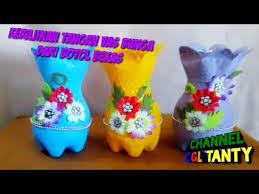 Kumpulan kerajinan dari botol bekas pakai botol kaca, yakult, aqua dan lainnya untuk dijadikan lampu, vas, lampion, dll. Kerajinan Tangan Cara Membuat Vas Bunga Dari Botol Bekas Youtube Botol Plastik Kerajinan Botol Vas