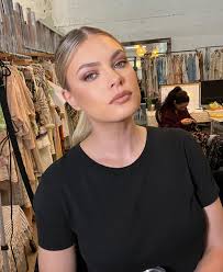 Daniknowsmakeup (@daniknowsmakeup) • Facebook‎