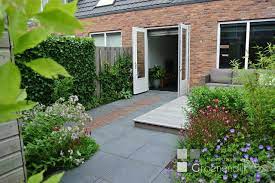 een kleine tuin in vleuten van 40 m2 toont groter door de lange lijn van klinkers vanuit de openslaande deuren de beplanting tuin tuin voorbeelden tuin ideeen