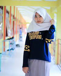 Maybe you would like to learn more about one of these? Gambar Mungkin Berisi Satu Orang Atau Lebih Dan Orang Berdiri Gaya Hijab Pakaian Pantai Gaya Model Pakaian