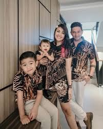 Maksudnya anak disini harus mengikuti semua peraturan yang sudah ditetapkan dan juga diinginkan orang tua. 7 Inspirasi Model Batik Keluarga Dan Anak Untuk Gaya Etnik Yang Menawan Bukareview