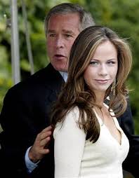 Governo nomeia pedro penim como novo diretor artístico do d. Bush A Filha Que Defende Aquilo Que O Pai Proibia Video Dezanove Noticias E Cultura Lgbti