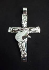Il est fabriqué en acier inoxydable avec de nombreux détails précis dont une croix avec un guitariste crucifié. Croix Johnny Hallyday Site De Croixdurocker