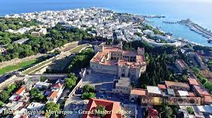 Ενοικιαζόμενα κατοικία και κάστρο ρόδος 2 τουριστικά καταλύματα από ιδιώτες. Entypwsiakh Pthsh Panw Apo To Mesaiwniko Kastro Ths Rodoy Deite Ta 8rylika Teixh Th Mesaiwnikh Tafro Th 8alassinh Pylh Kai To Palati Toy Megaloy Magistroy Poy Yphr3e Dioikhtiko Kentro Twn Iwannitwn Ippotwn