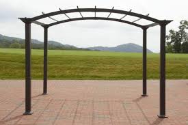 Pergola Aus Metall 40 Inspirierende Beispiele Und Ideen Pergola Hinterhof Schatten Und Pergola Metall