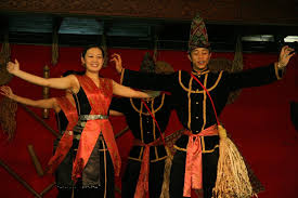 Tarian ini dimainkan dengan iringan paluan gong, biasanya 8 biji gong yang berbagai ukuran dan satu gendang dengan rentak yang khusus. Harvest Festival Peakd