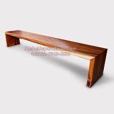 Bangku minimalis dengan gradasi dan warna bangku minimalis berbahan kayu ini tidak hanya menghadirkan nuansa alam pada rumah selain alas kursi serta sandarannya yang tebal dan empuk, bangku atau kursi panjang santai ini juga. Bangku Kayu Panjang Kotak